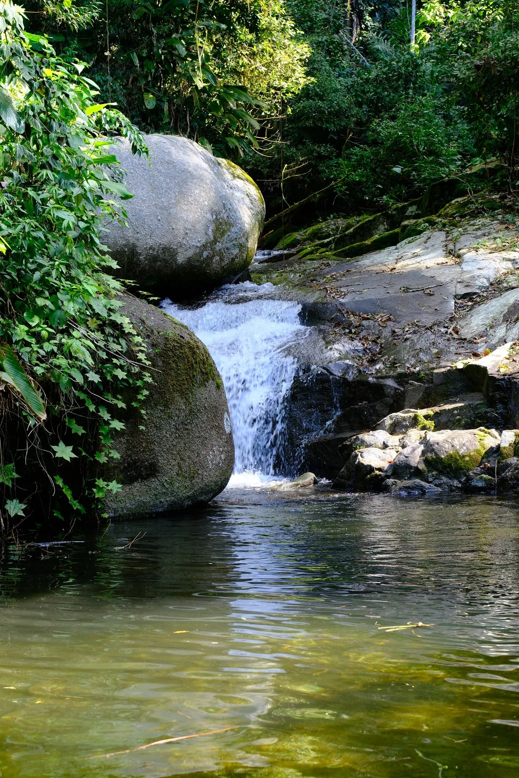 A cachoeira perto da pousada