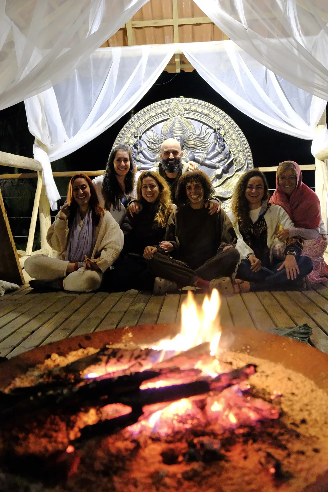 O grupo reunido ao redor do fogo
