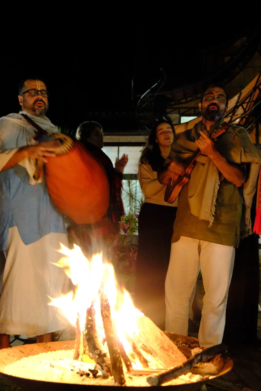 Roda de fogo e tambor à noite