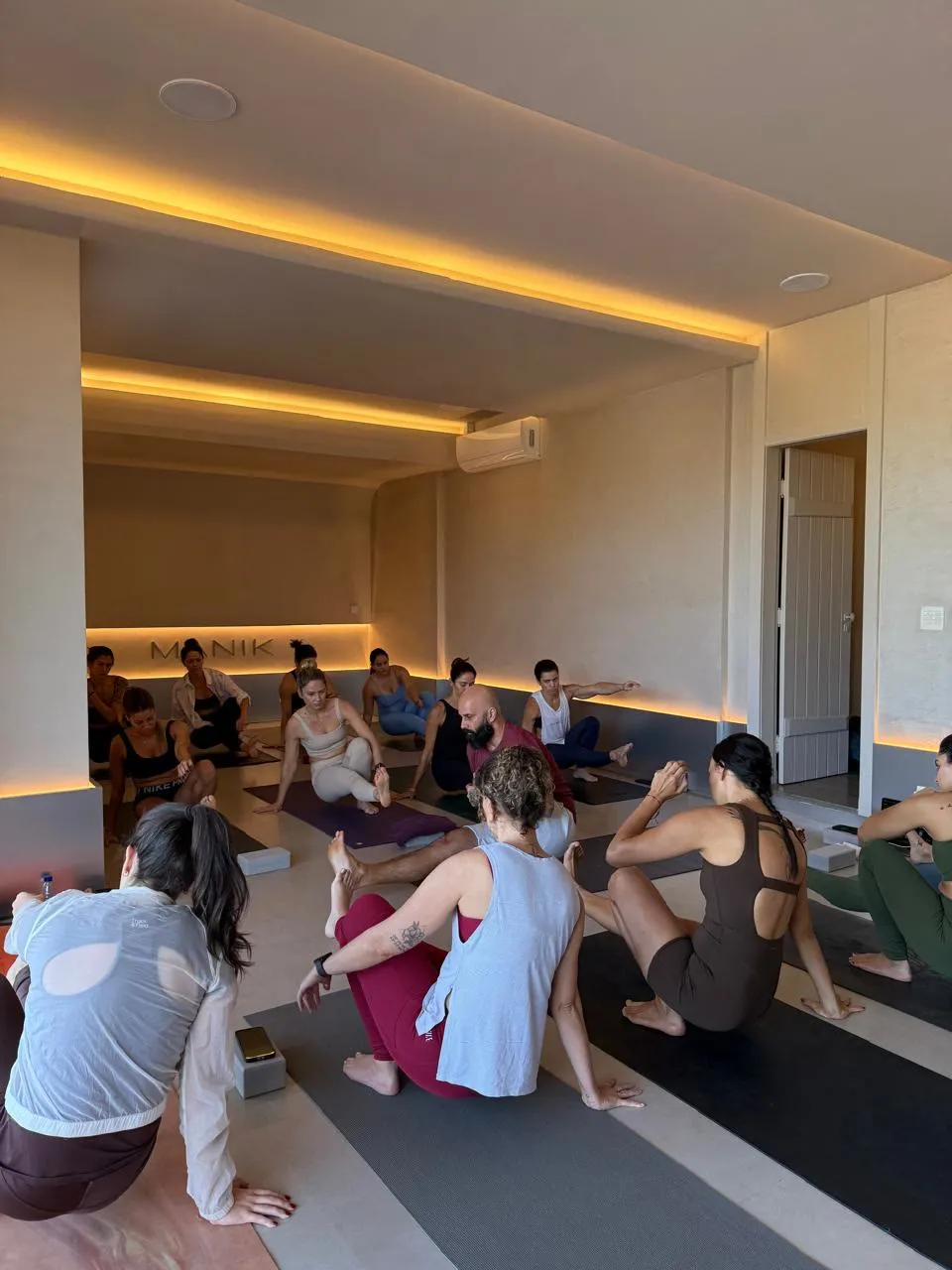 A turma sentada em roda com o Edson no meio, numa parada de conversa
