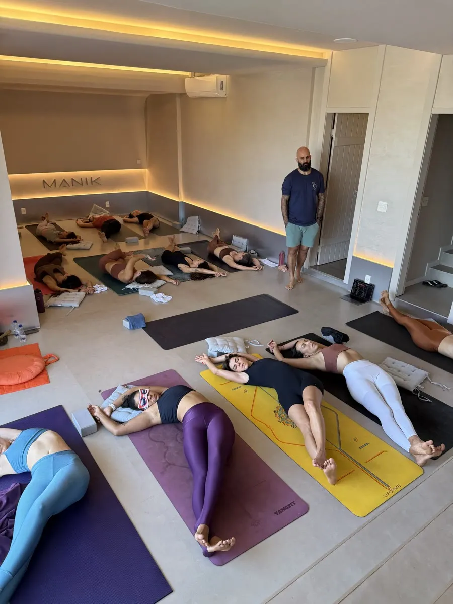 A sala do Manik cheia, com a turma inteira deitada em descanso