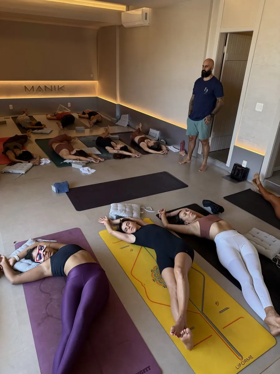 Edson observando a turma em savasana na sala do Manik Yoga