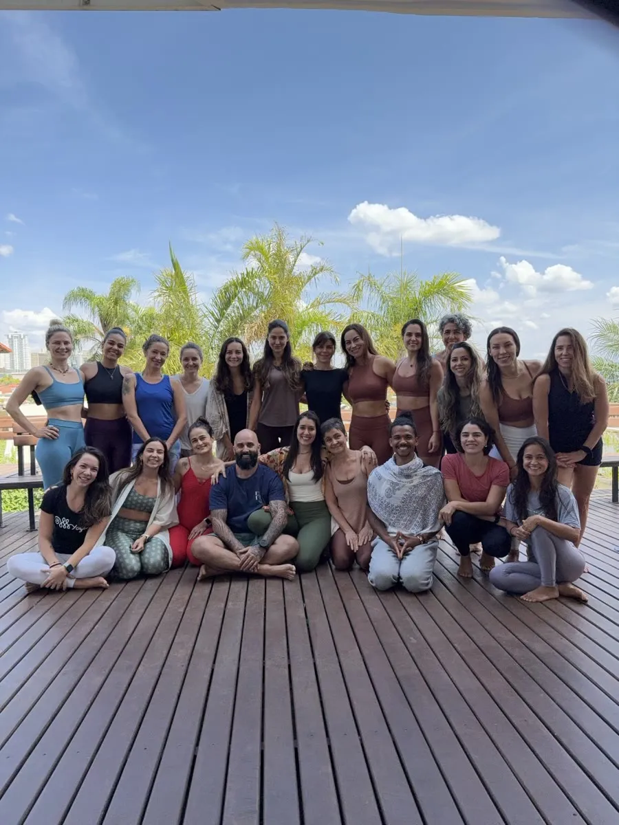 A turma reunida no deck do Manik, com palmeiras e o céu de Belo Horizonte ao fundo