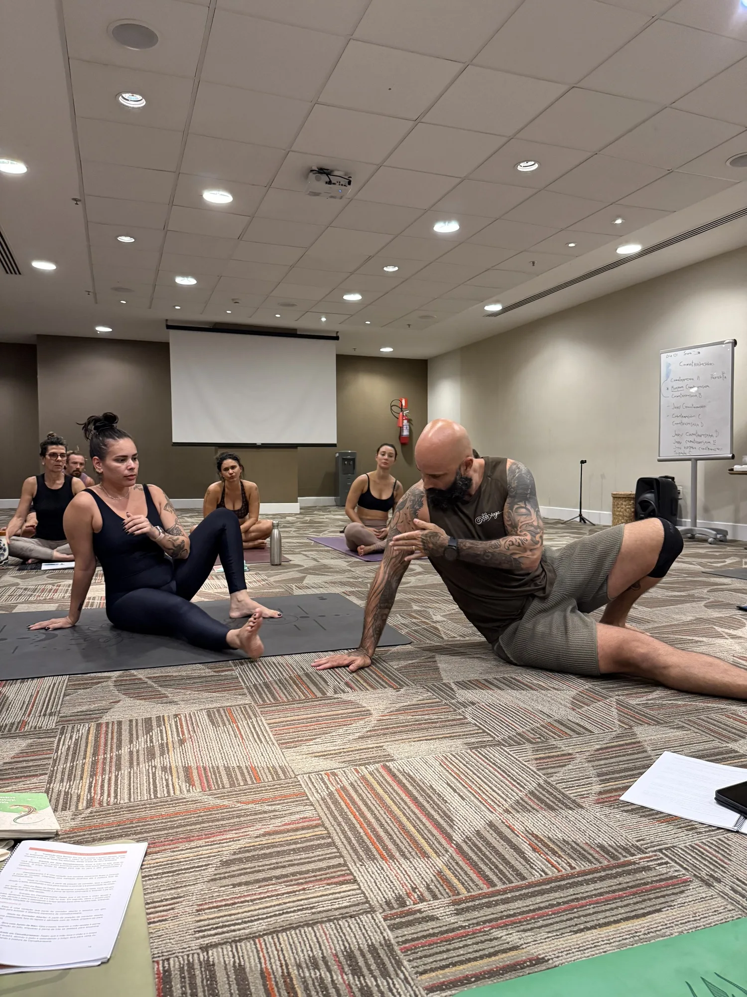 Edson conduzindo a turma no intensivo Oss Yoga Mandala