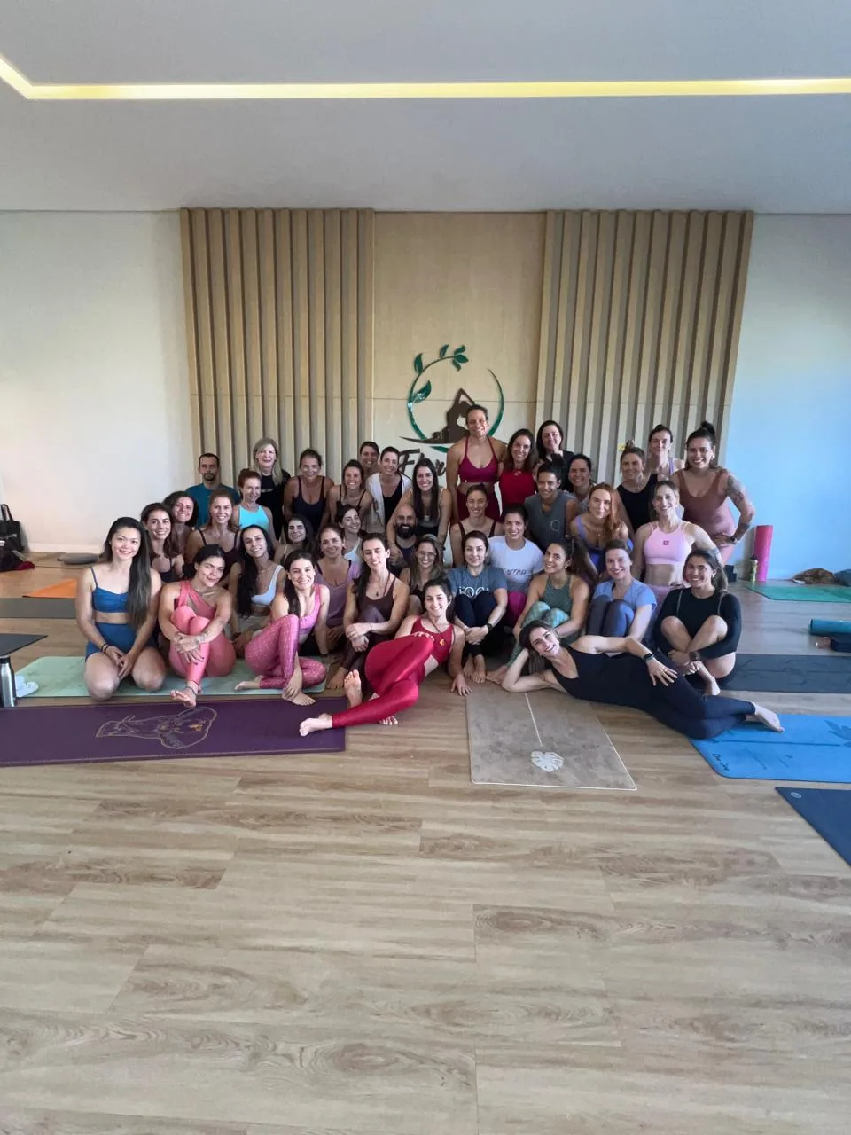 A turma inteira reunida para a foto, sob o logo do Flor e Ser