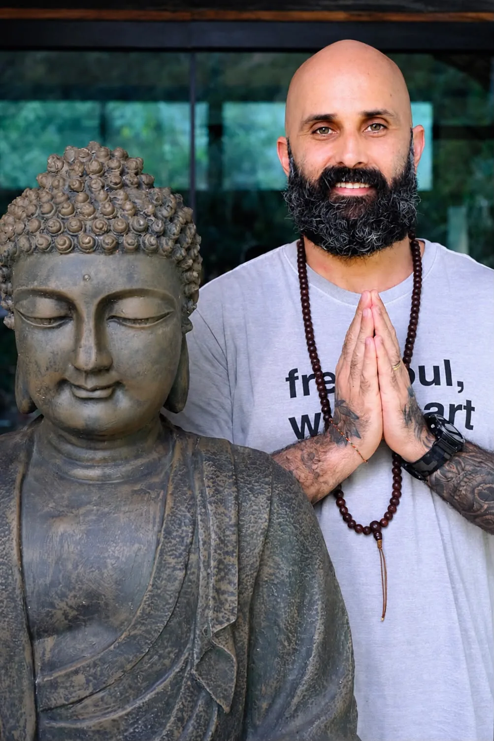 Edson Ramos, criador do método Oss Yoga, ao lado de uma estátua de Buda