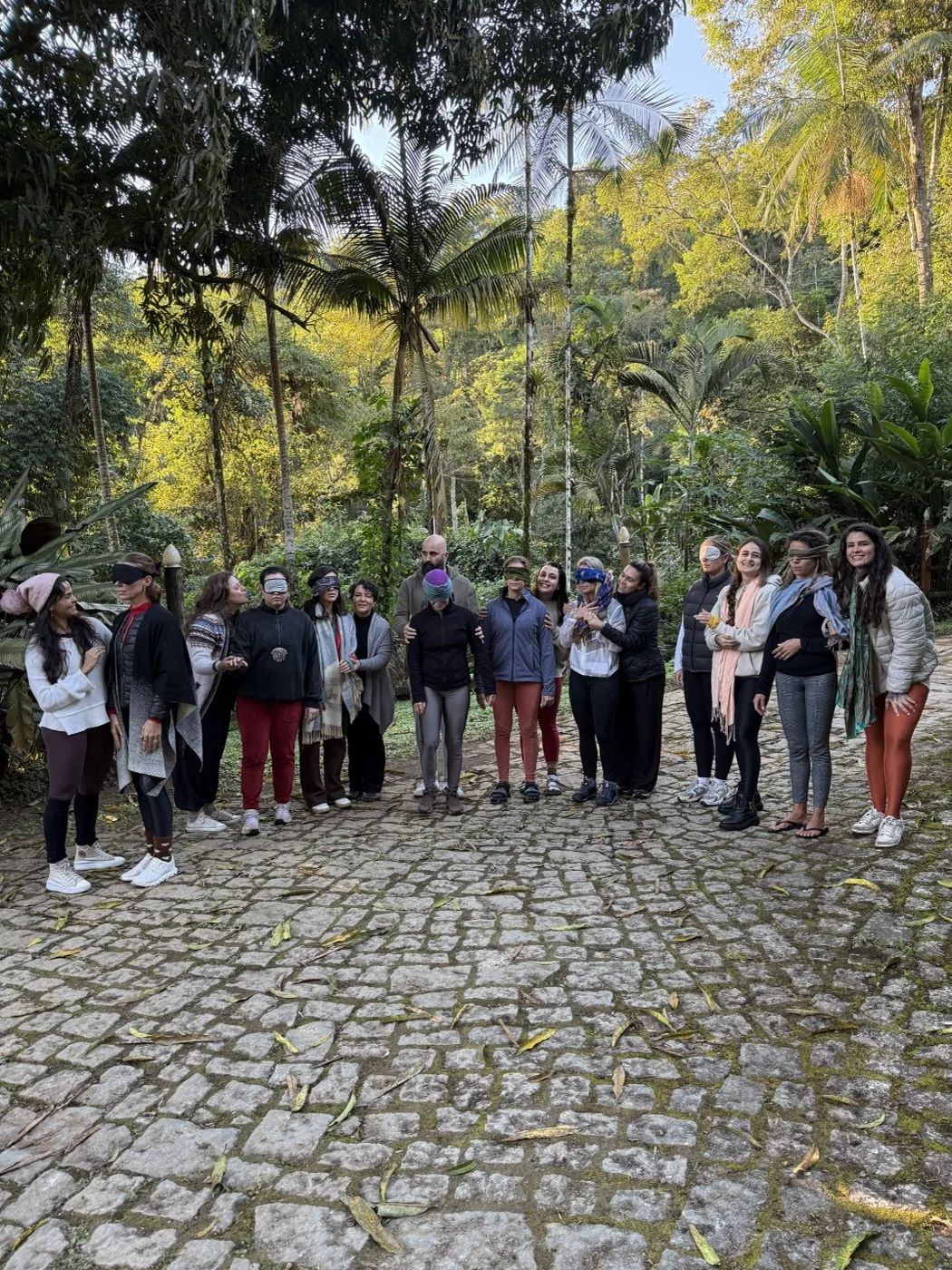 A turma reunida no caminho de pedra da pousada, cercada pela Mata Atlântica